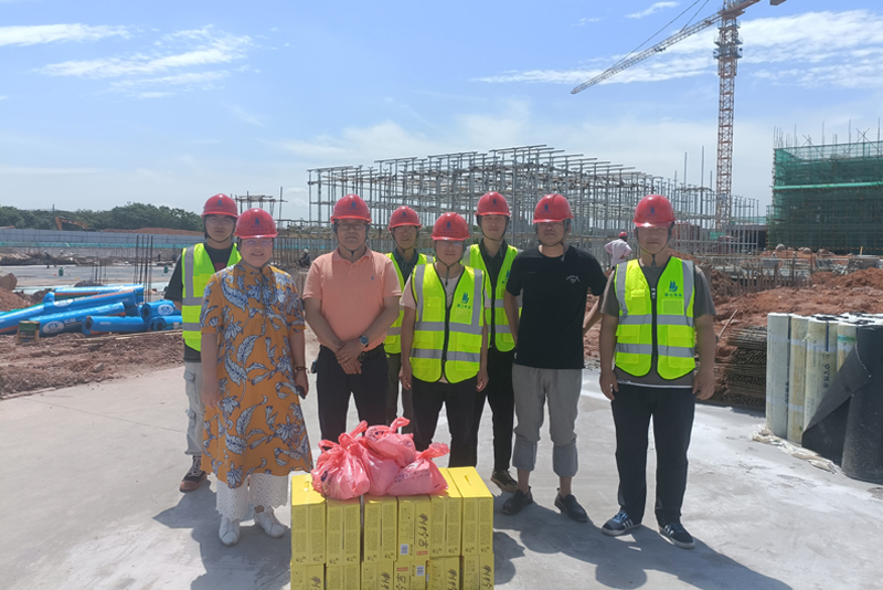 炎炎夏日送清涼，滴滴關(guān)懷沁人心